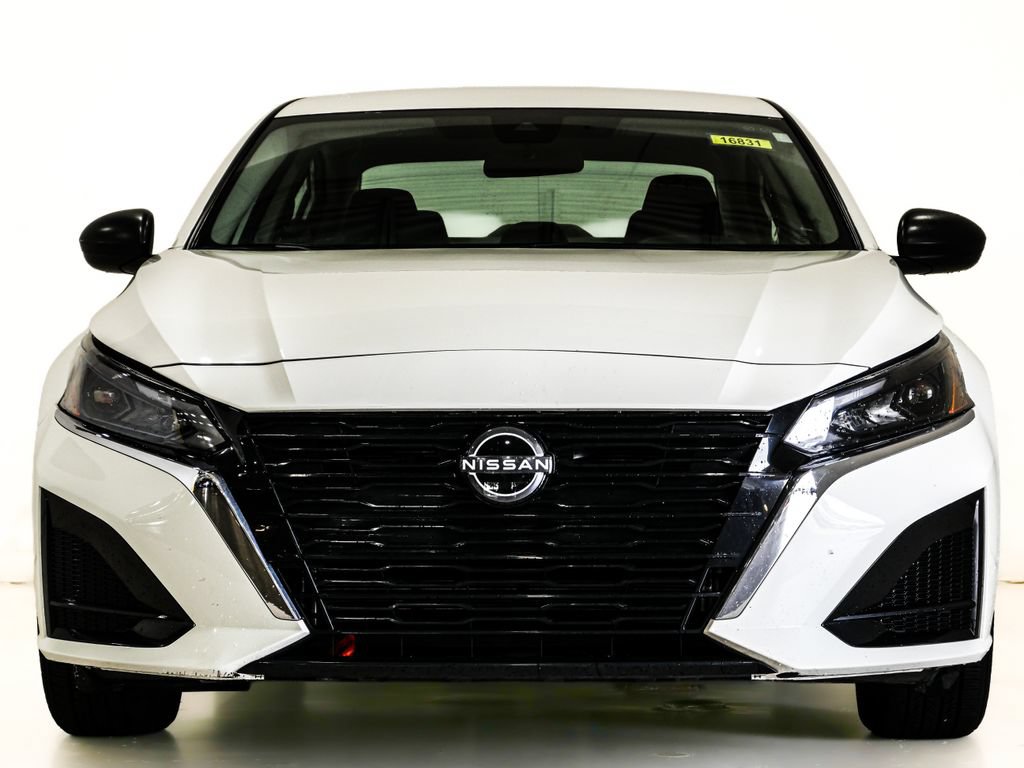 Used 2025 Nissan Altima 2.5 SV FWD image 2