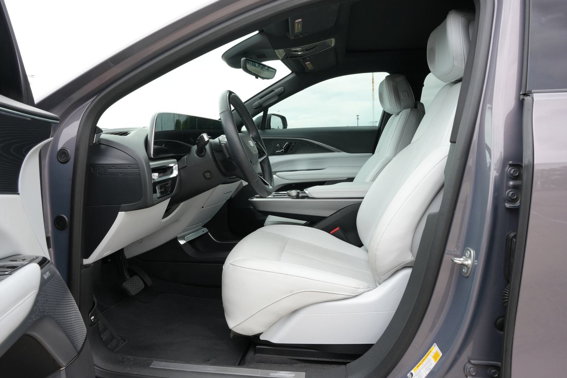 Certified 2024 Cadillac Lyriq Luxury AWD/4WD image 18