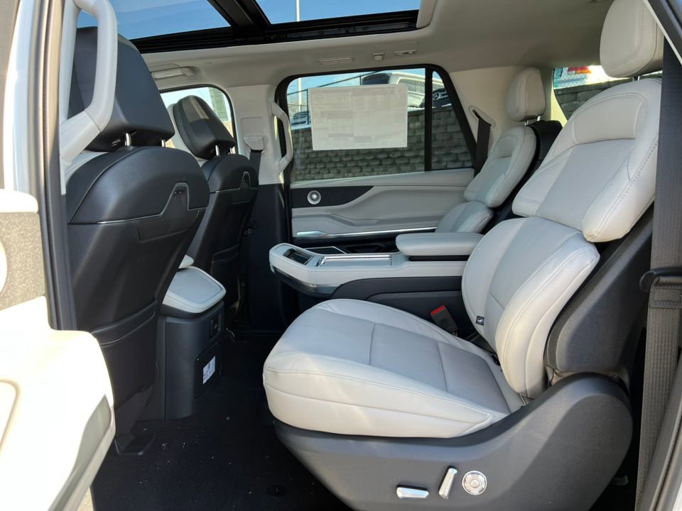 New 2026 Lincoln Navigator L Reserve w/ Jet Appearance Package image 4