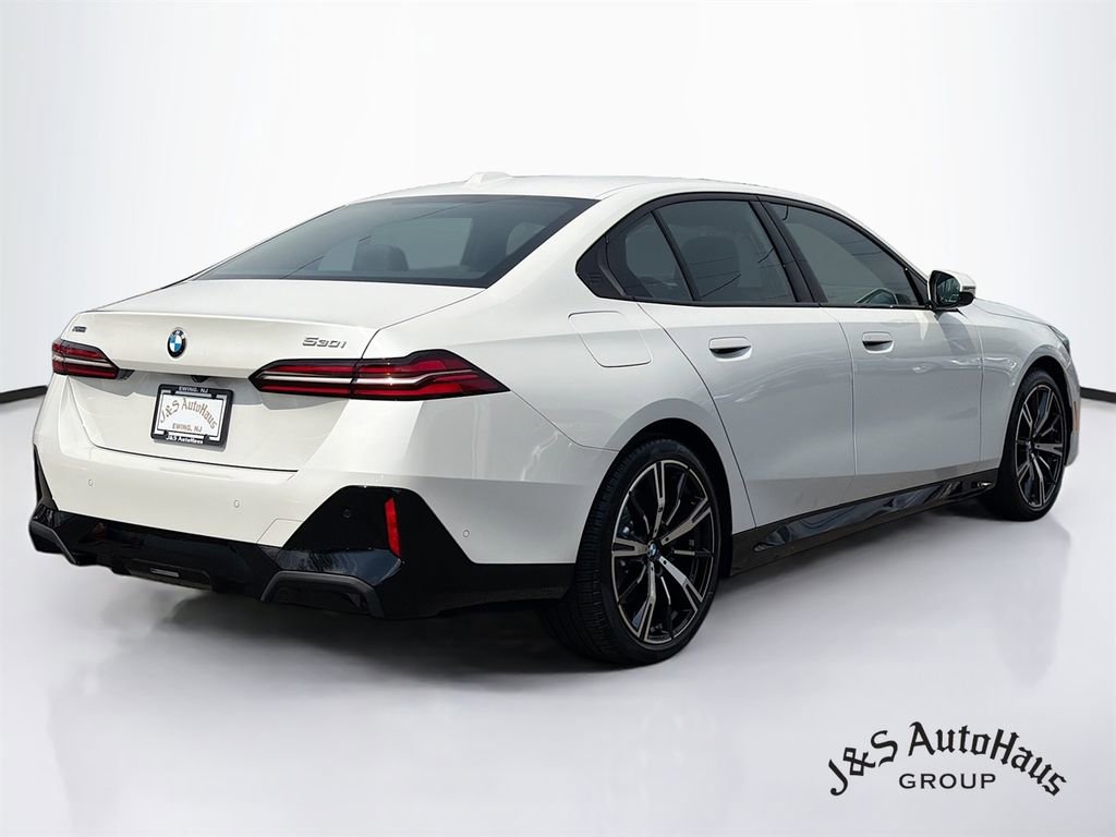 Used 2026 BMW 530i xDrive w/ M Sport Package AWD/4WD image 7