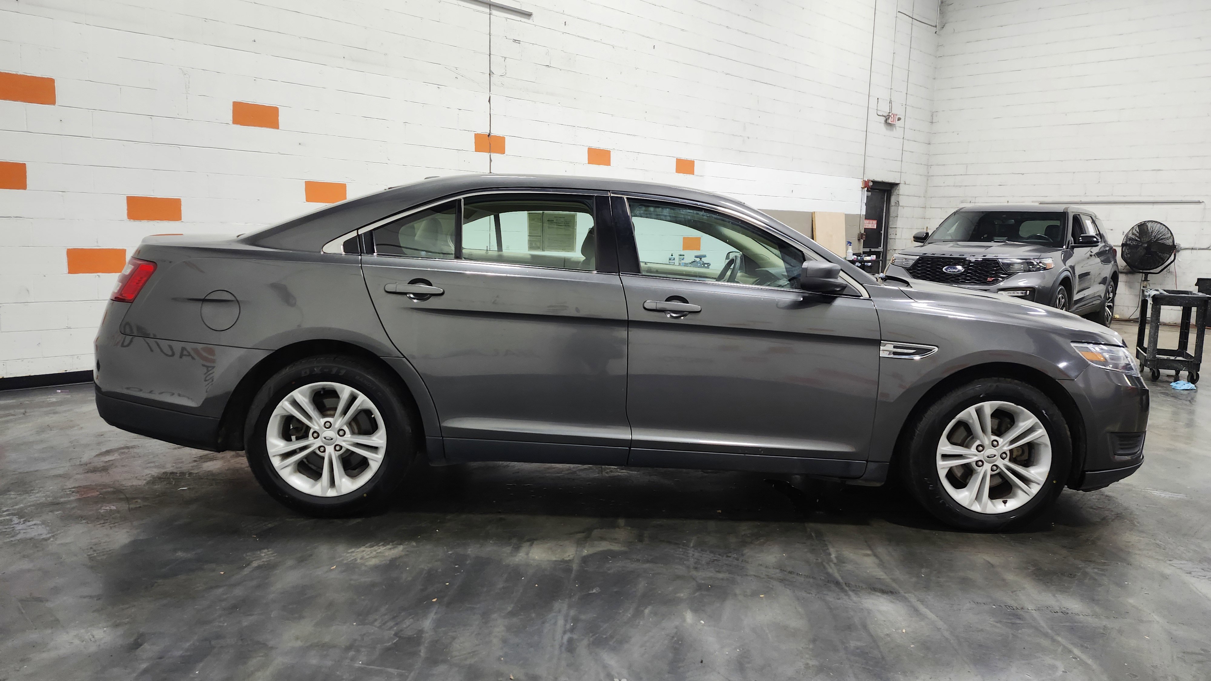 Used 2016 Ford Taurus SE image 16