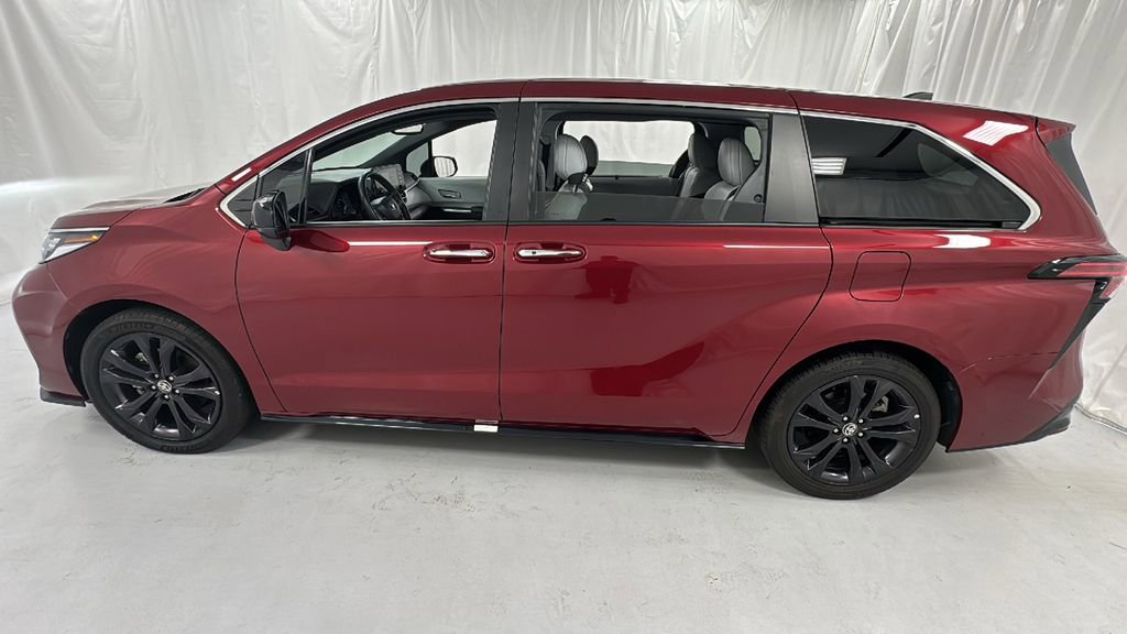 Used 2023 Toyota Sienna XSE image 6