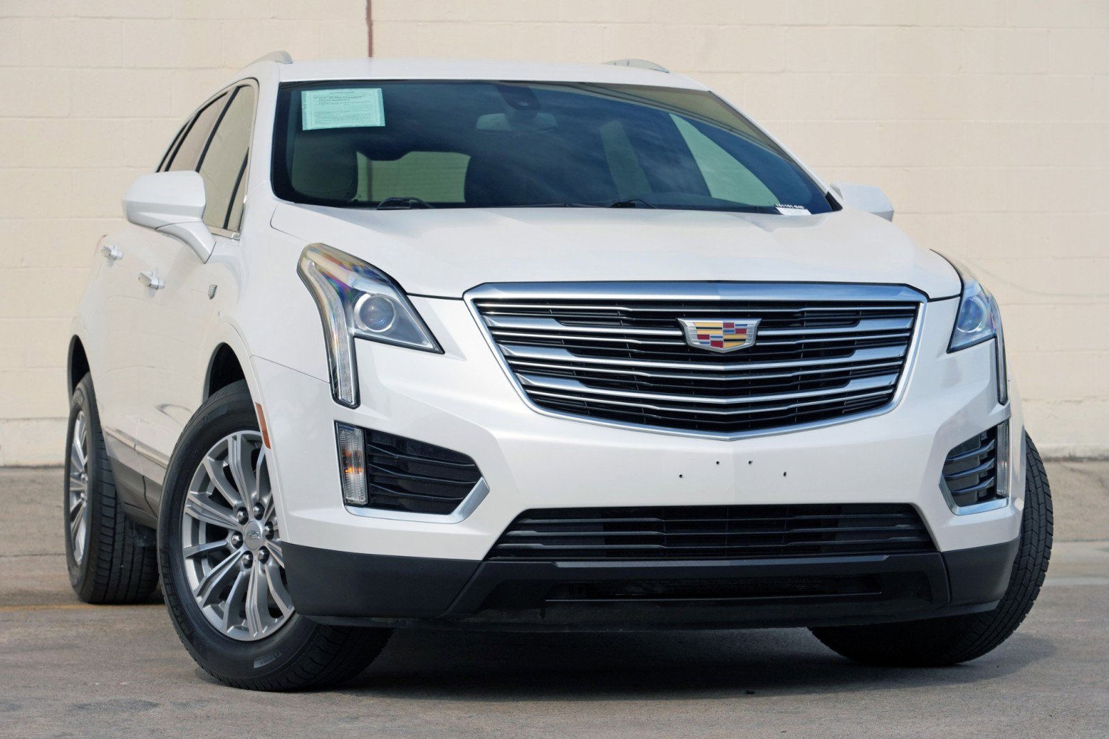 Used 2017 Cadillac XT5 FWD image 2