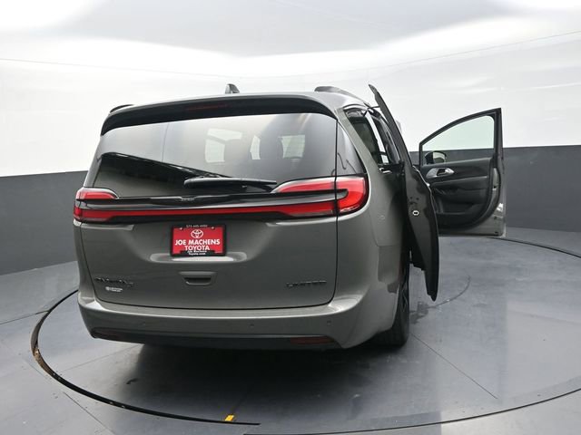 Used 2025 Chrysler Pacifica Limited image 41
