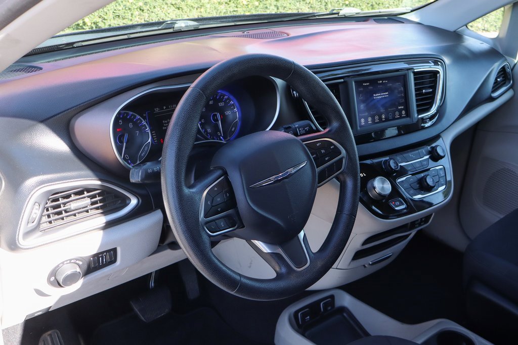 Used 2019 Chrysler Pacifica Touring image 16