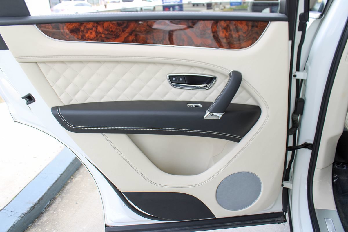 Used 2020 Bentley Bentayga Plug-In Hybrid AWD/4WD image 44