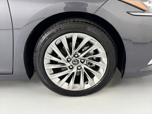 Certified 2023 Lexus ES 300h w/ Accessory Package (Z1) image 33