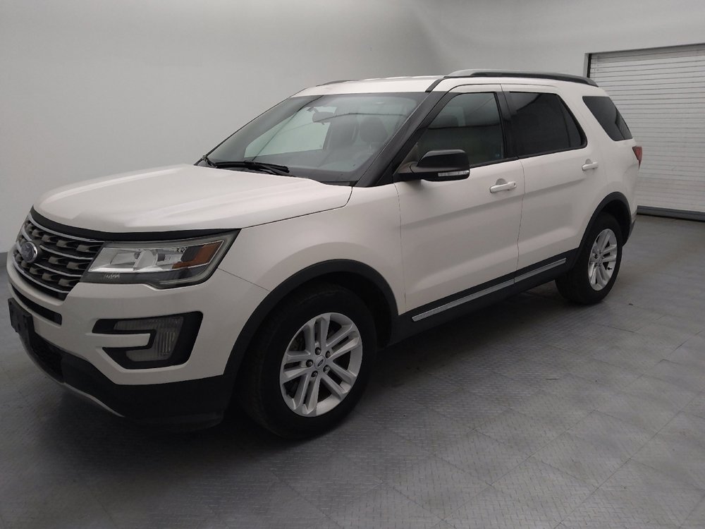 Used 2017 Ford Explorer XLT image 2