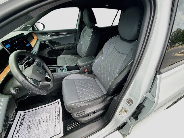 Used 2025 Volkswagen Tiguan SEL R-Line AWD/4WD image 22
