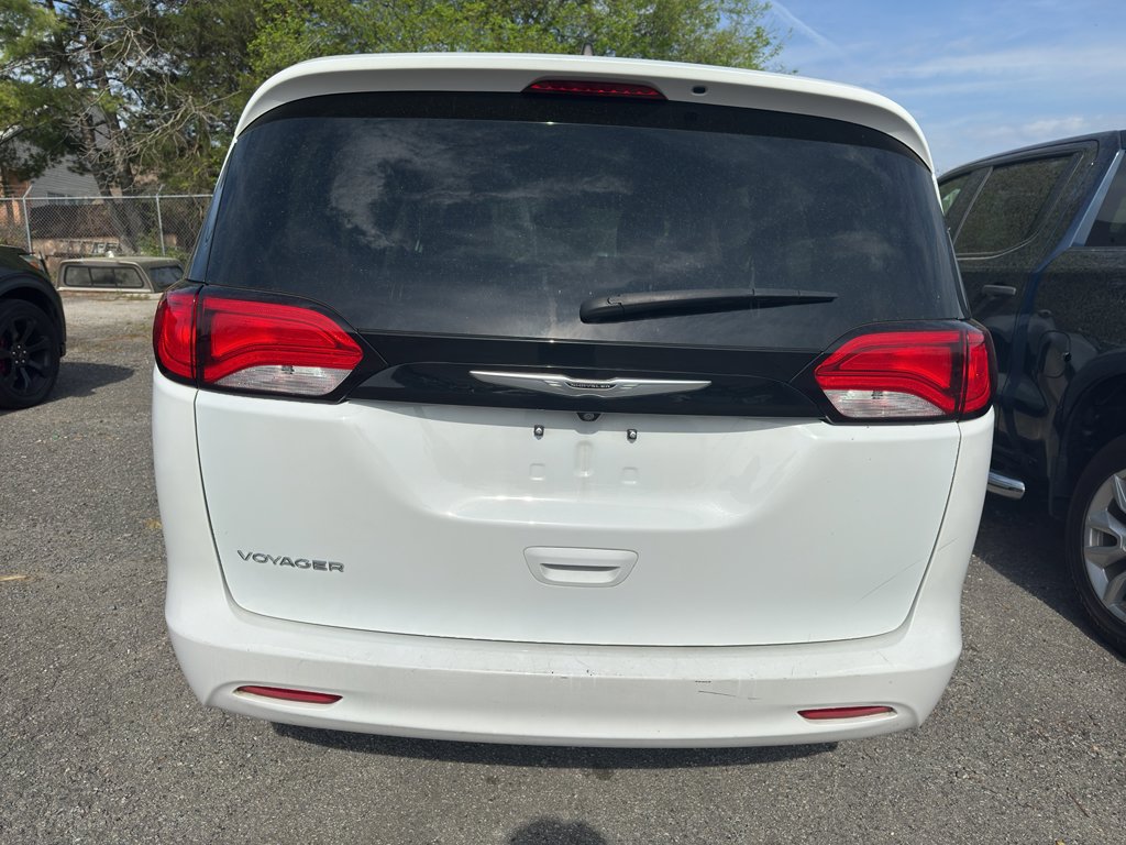 Used 2023 Chrysler Voyager LX image 4