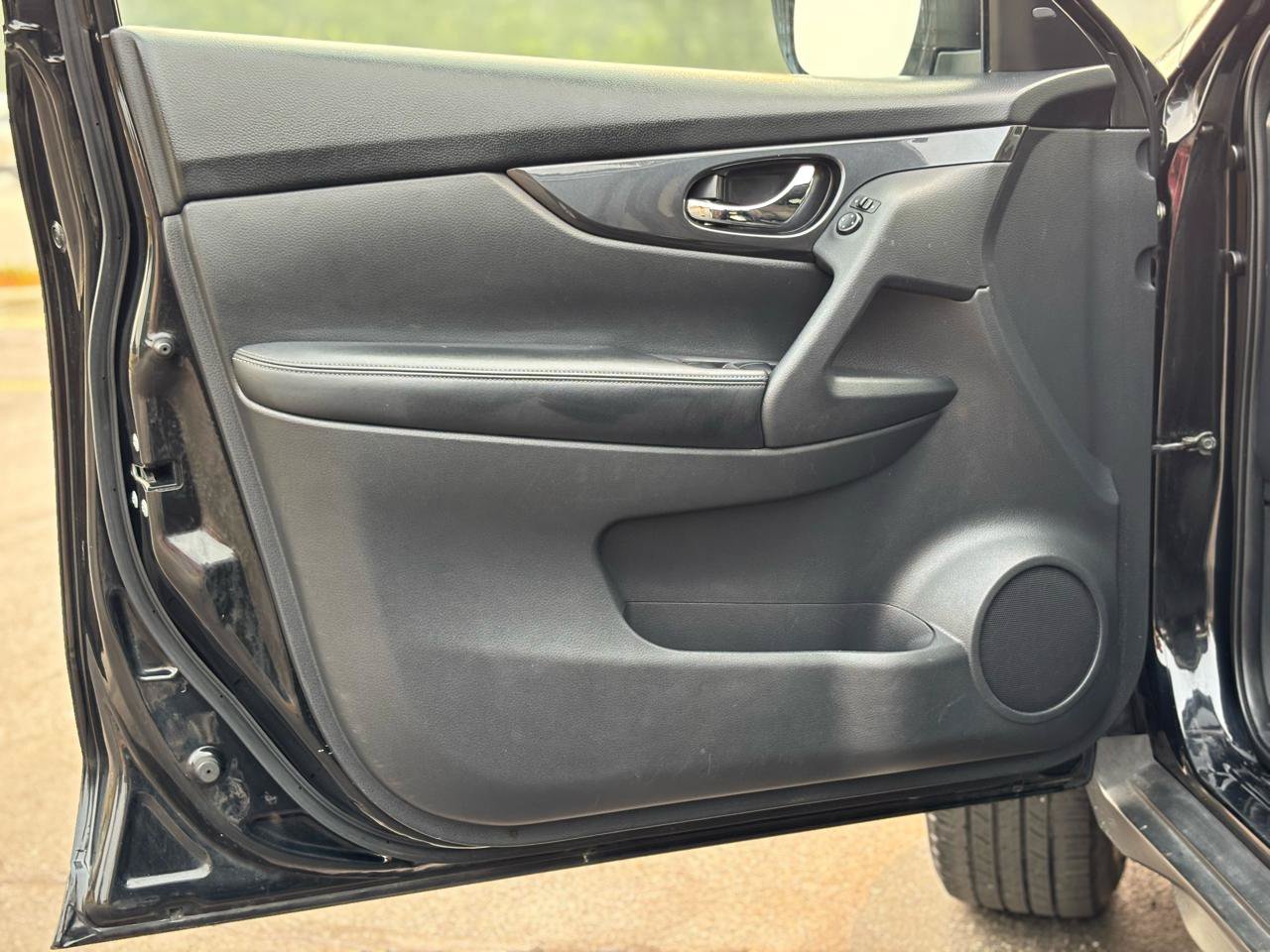 Used 2019 Nissan Rogue SV AWD/4WD image 14