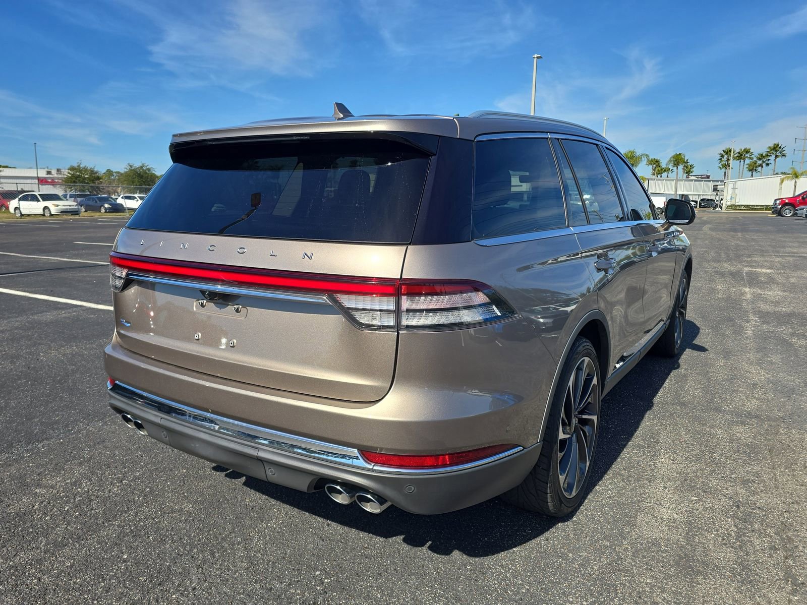 Used 2020 Lincoln Aviator Reserve w/ Equipment Group 202A image 4