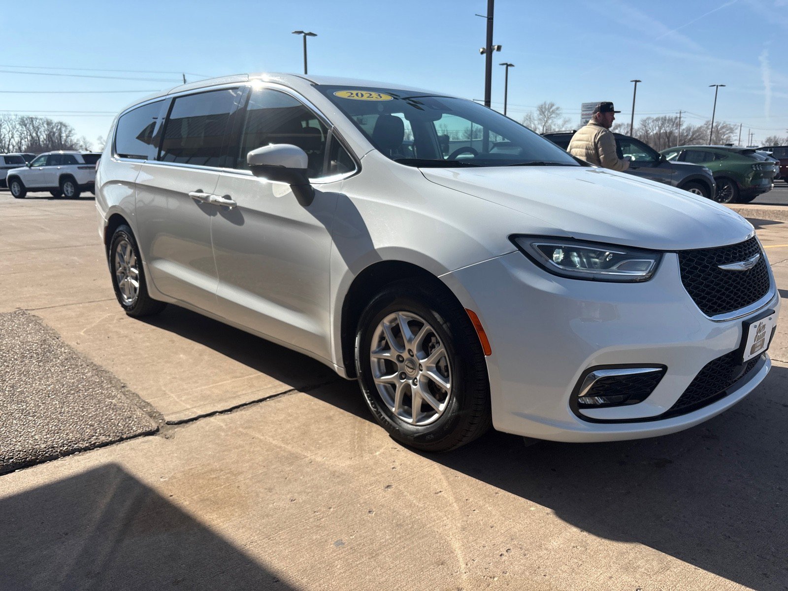 Used 2023 Chrysler Pacifica Touring-L image 8