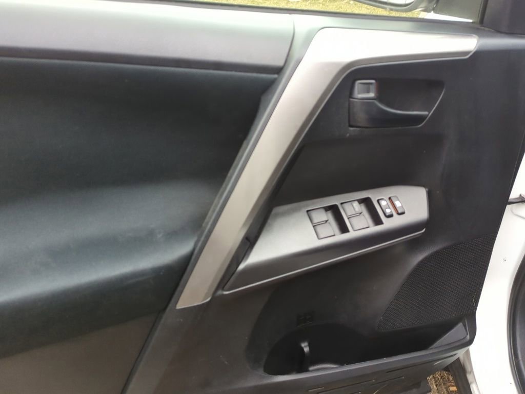 Used 2016 Toyota RAV4 LE image 8