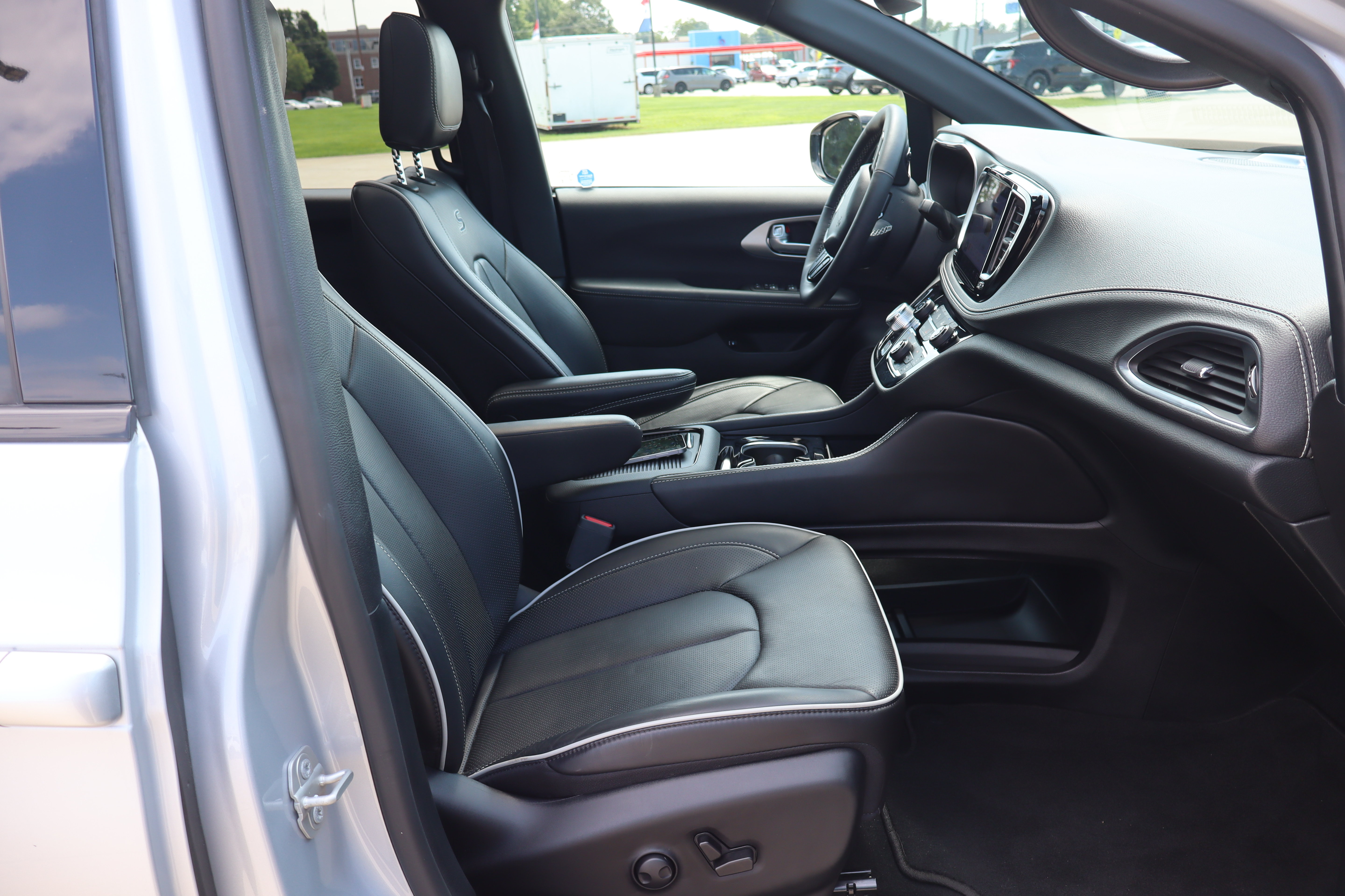 Used 2024 Chrysler Pacifica Premium FWD image 14