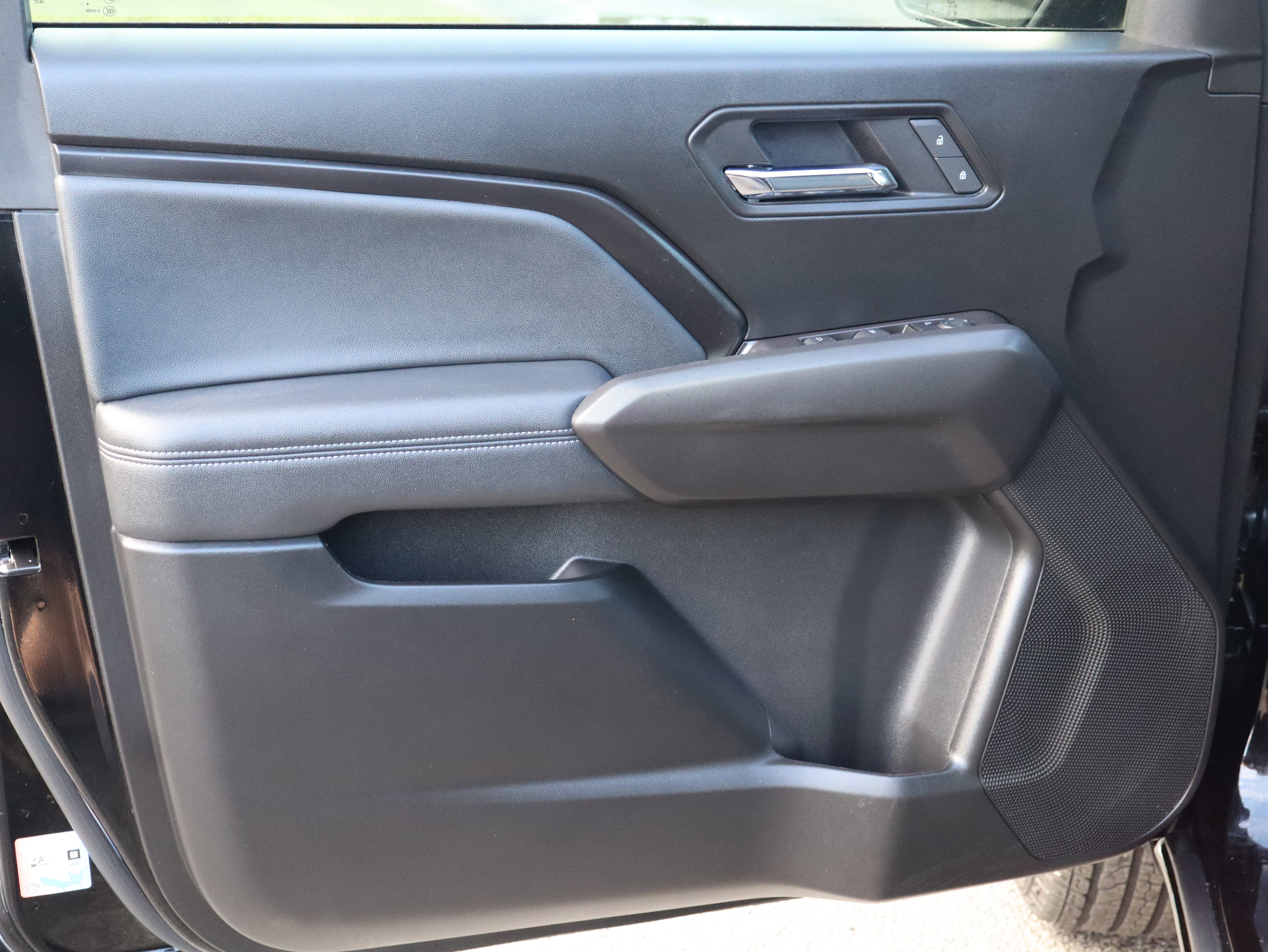 Used 2024 Chevrolet Colorado LT w/ LT Convenience Package III image 18