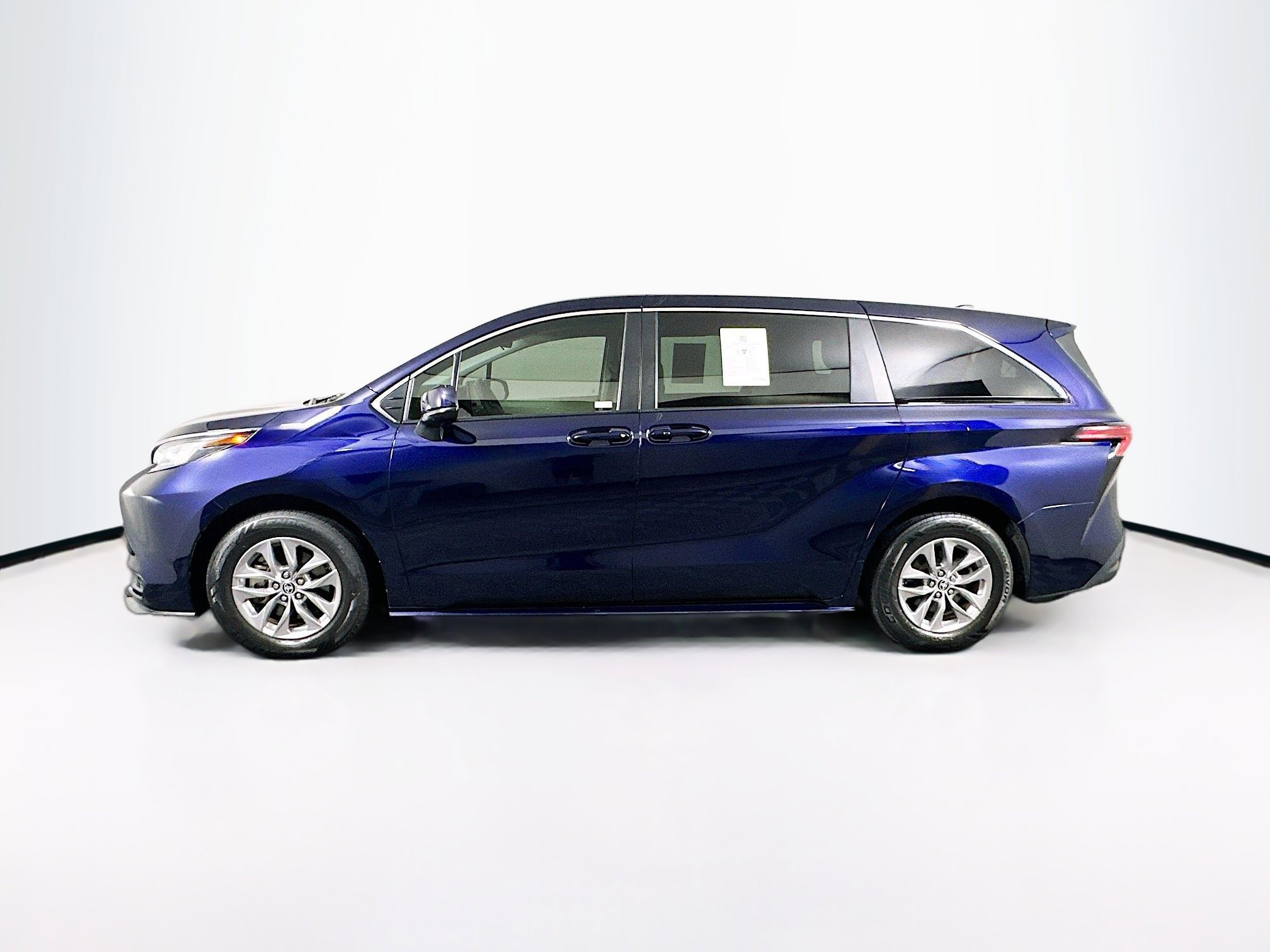 Used 2022 Toyota Sienna LE FWD image 4