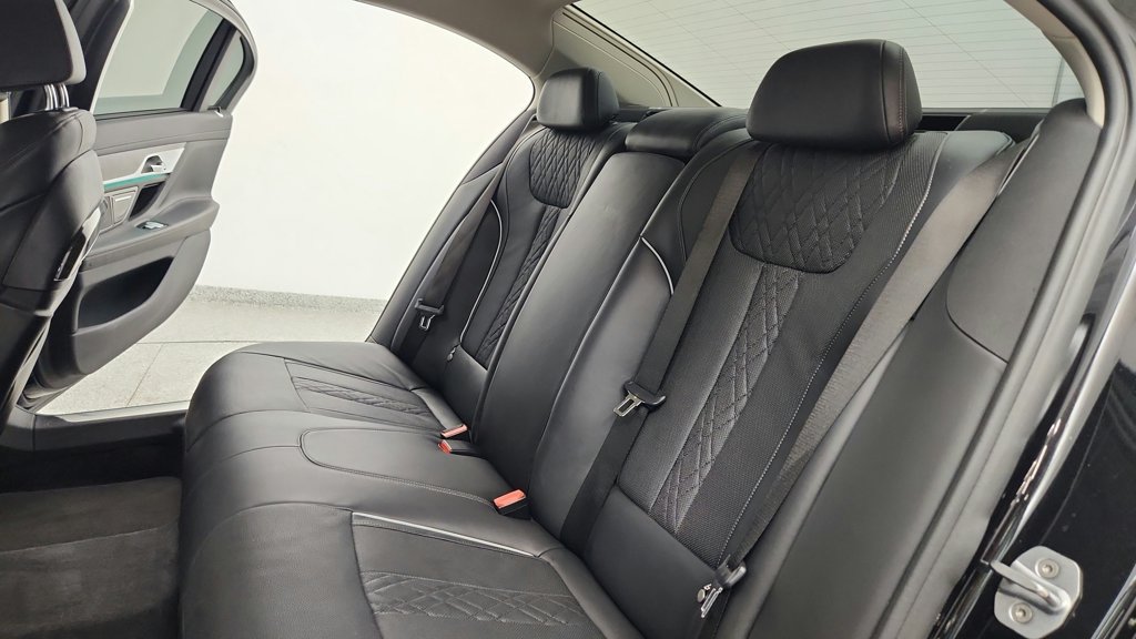 Used 2018 BMW 750i xDrive AWD/4WD image 32