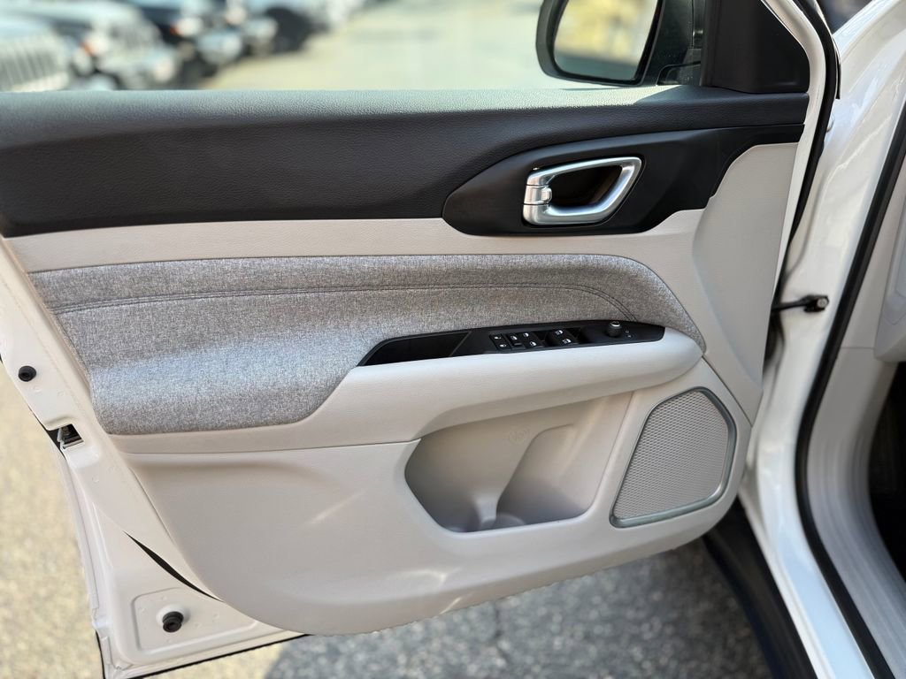 Used 2024 Jeep Compass Latitude AWD/4WD image 19