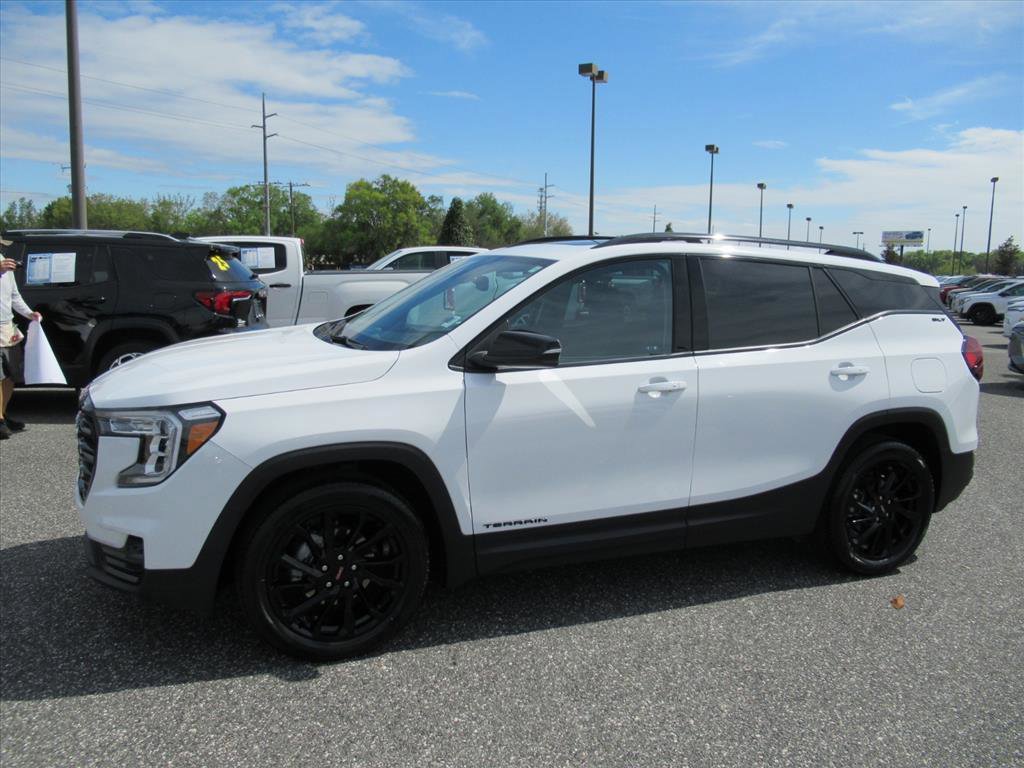 Used 2023 GMC Terrain SLT w/ Elevation Edition image 4