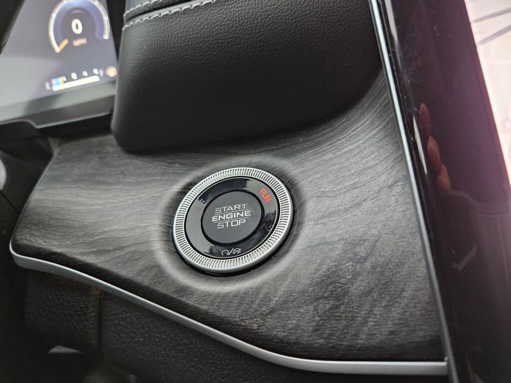 Used 2023 Jeep Grand Cherokee Limited w/ Luxury Tech Group II image 23