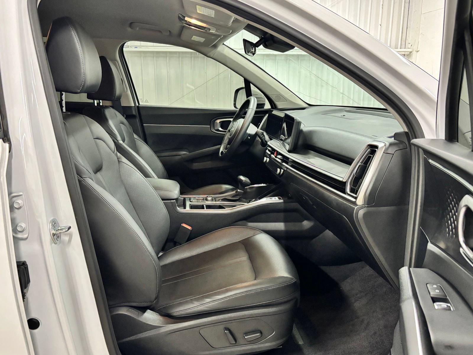 Used 2025 Kia Sorento EX FWD image 23
