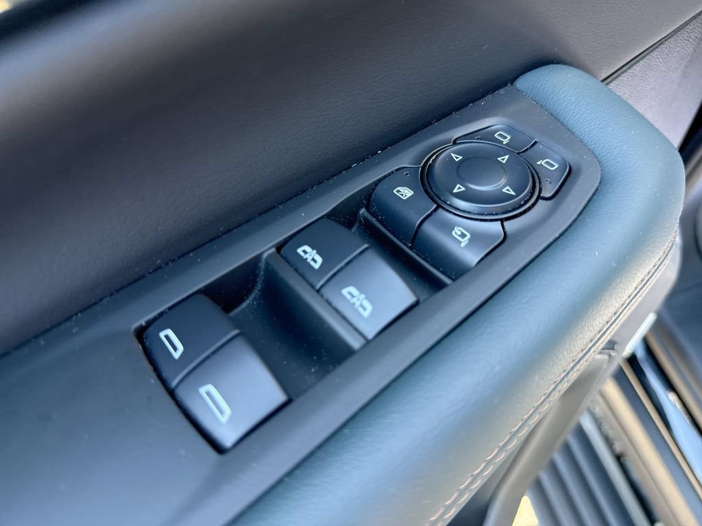Used 2025 GMC Yukon AT4 w/ AT4 Premium Plus Package AWD/4WD image 13