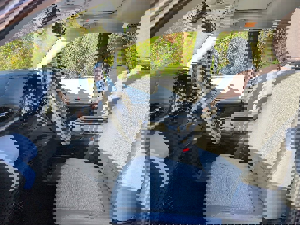 Used 2025 Toyota Sienna LE w/ LE Plus Package image 13