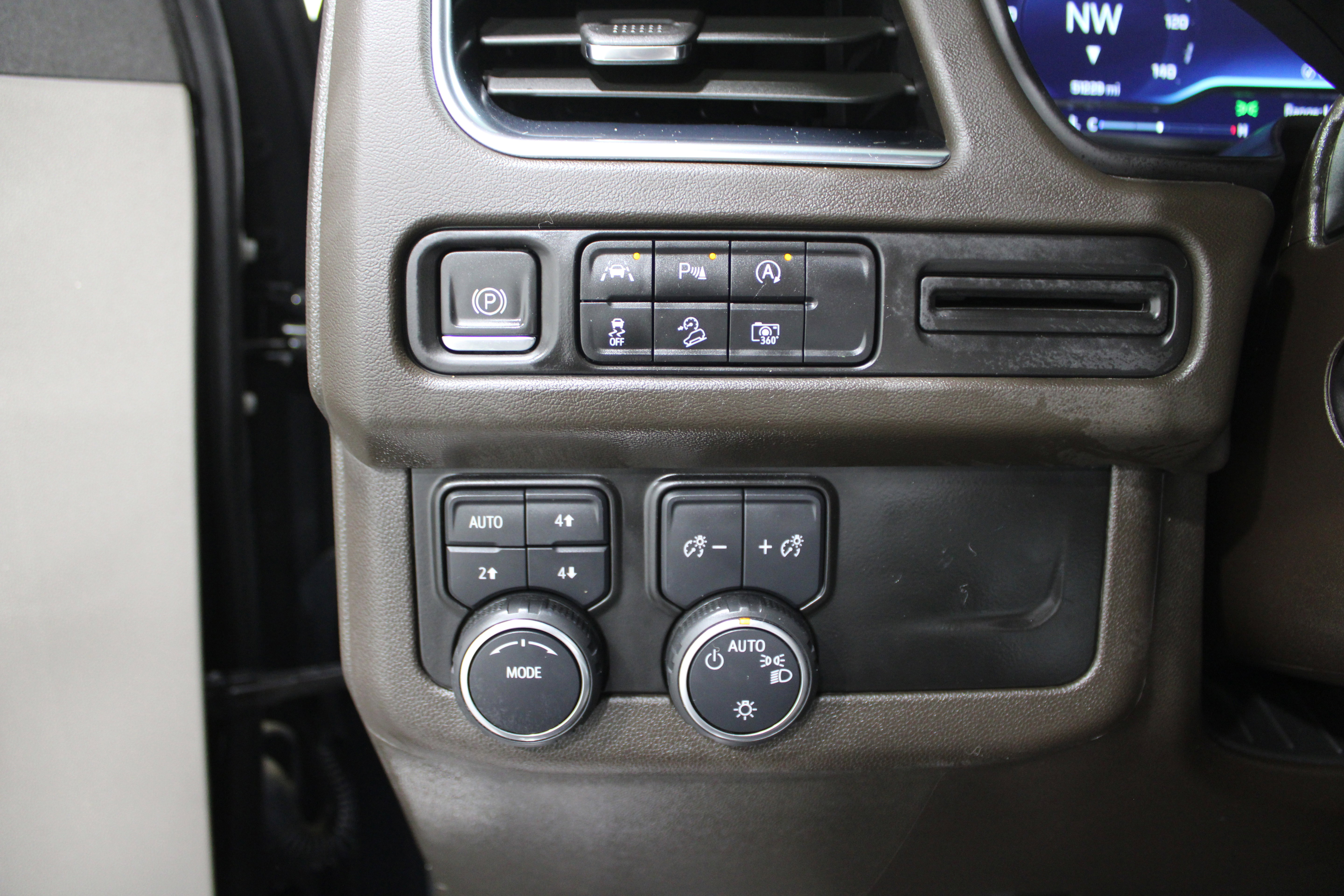 Used 2024 Chevrolet Suburban Z71 w/ Luxury Package image 9