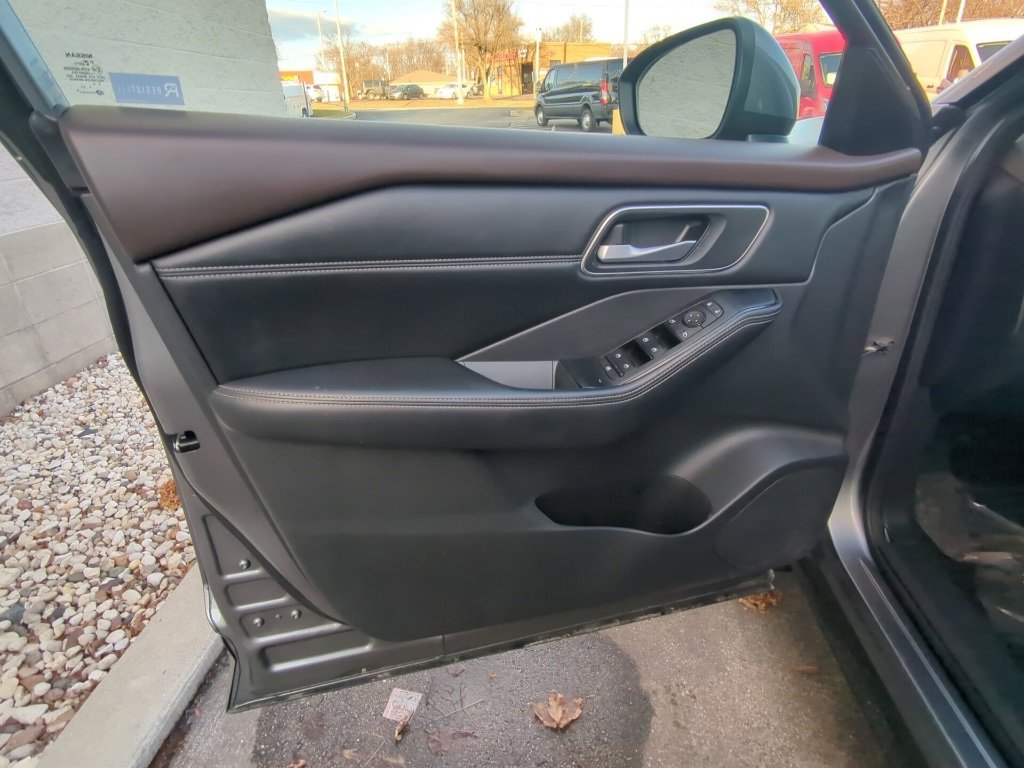 Used 2021 Nissan Rogue SV w/ Premium Package image 10