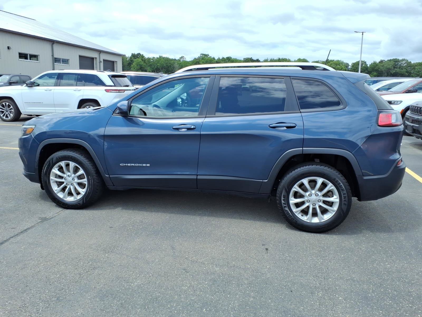 Used 2020 Jeep Cherokee Latitude AWD/4WD image 8