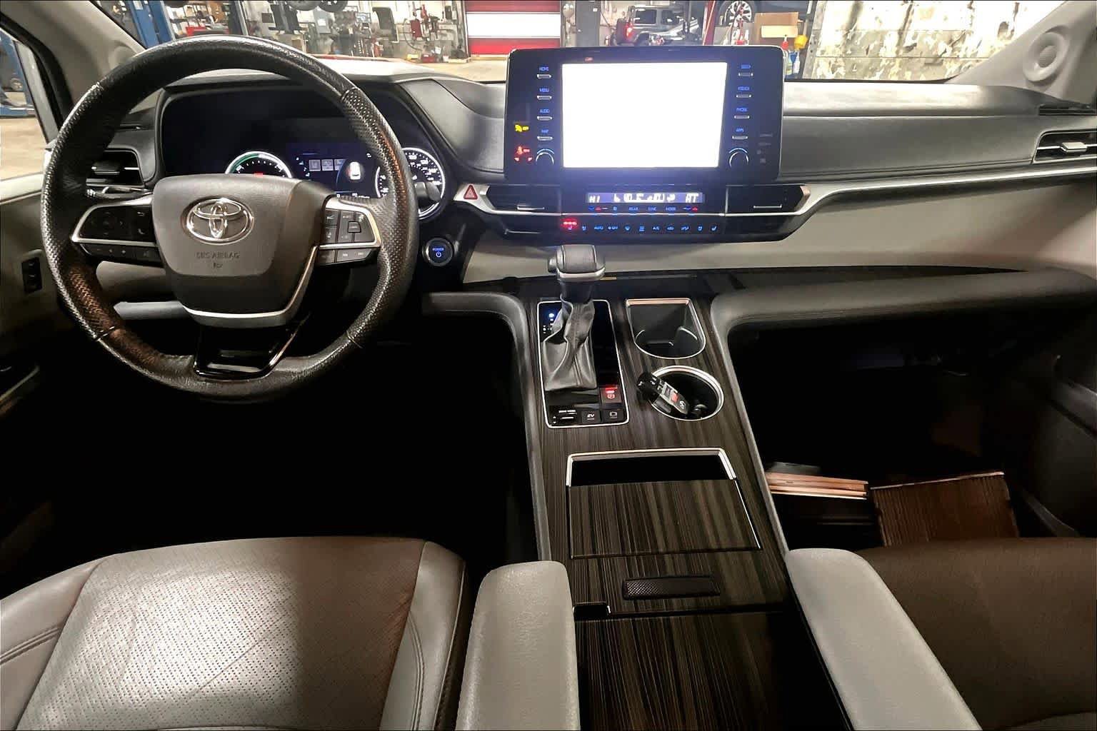Used 2023 Toyota Sienna Limited image 15