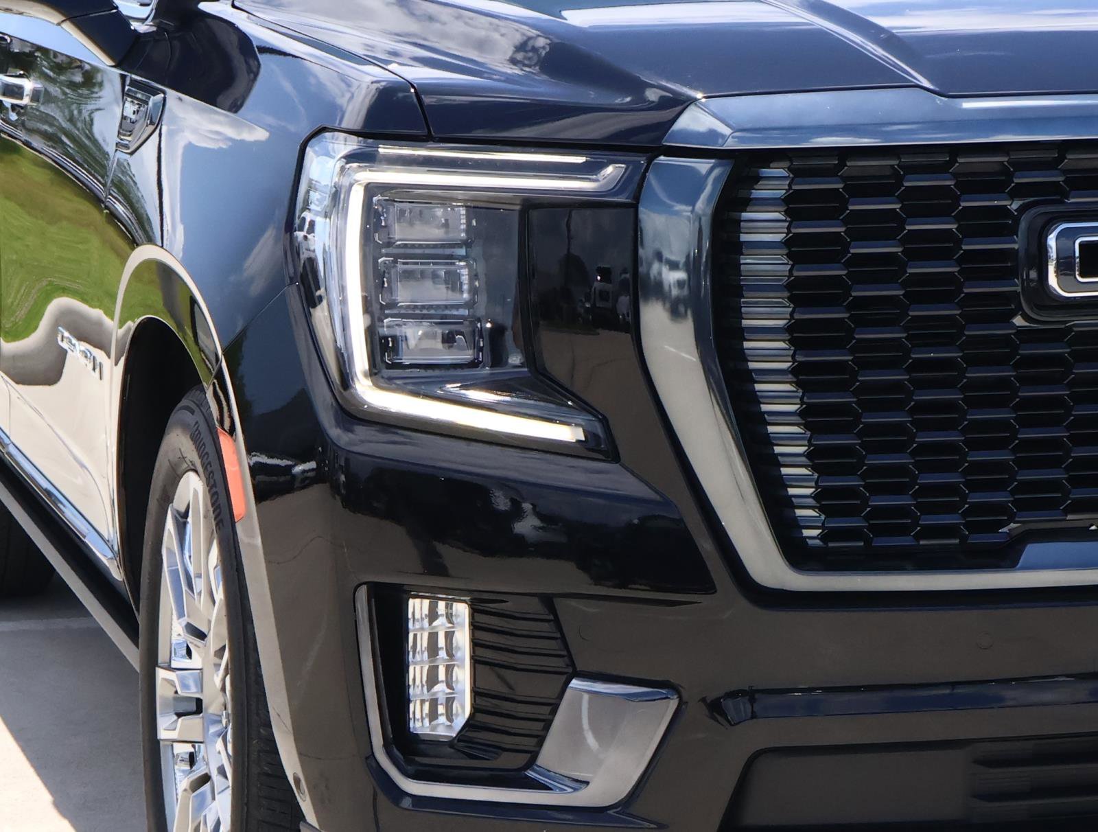 Used 2023 GMC Yukon XL Denali Ultimate AWD/4WD image 9