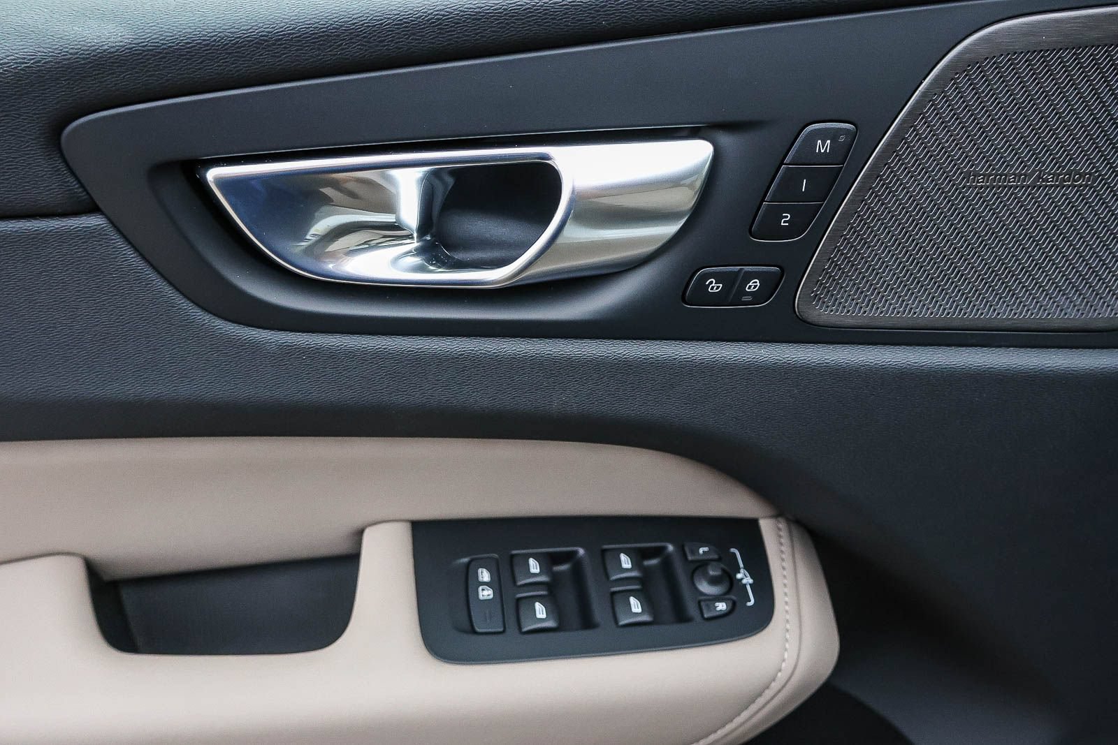 New 2027 Volvo XC60 B5 Plus AWD/4WD image 29