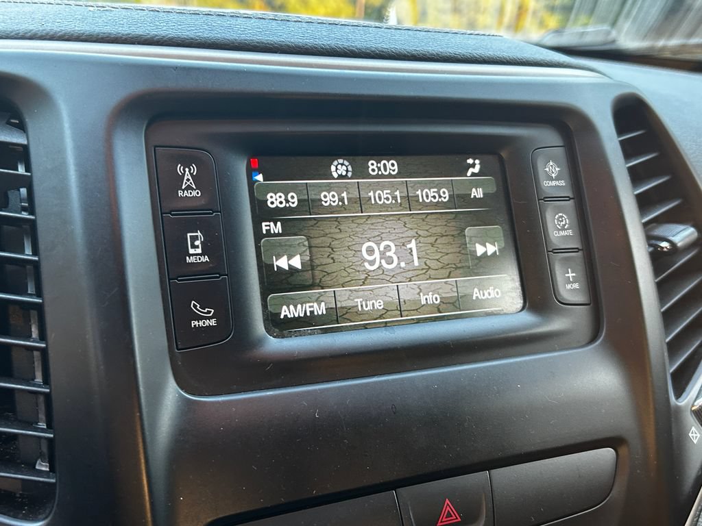 Used 2017 Jeep Cherokee Latitude FWD image 17