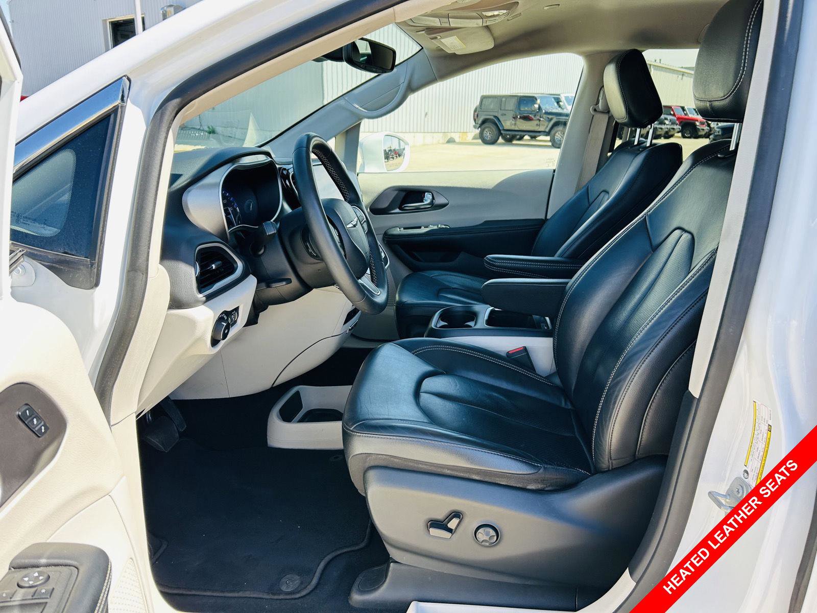 Used 2022 Chrysler Pacifica Touring-L FWD image 3