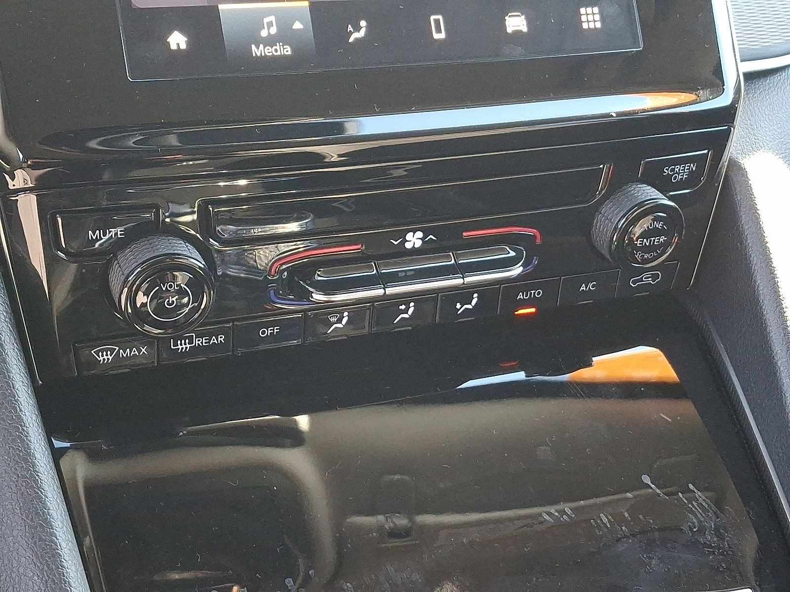 Certified 2024 Jeep Grand Cherokee Laredo image 15