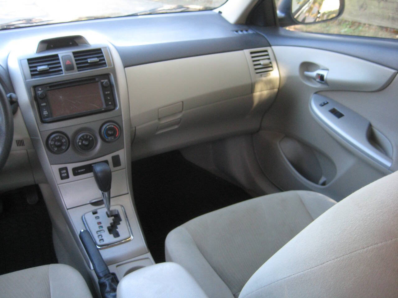 Used 2013 Toyota Corolla LE FWD image 17