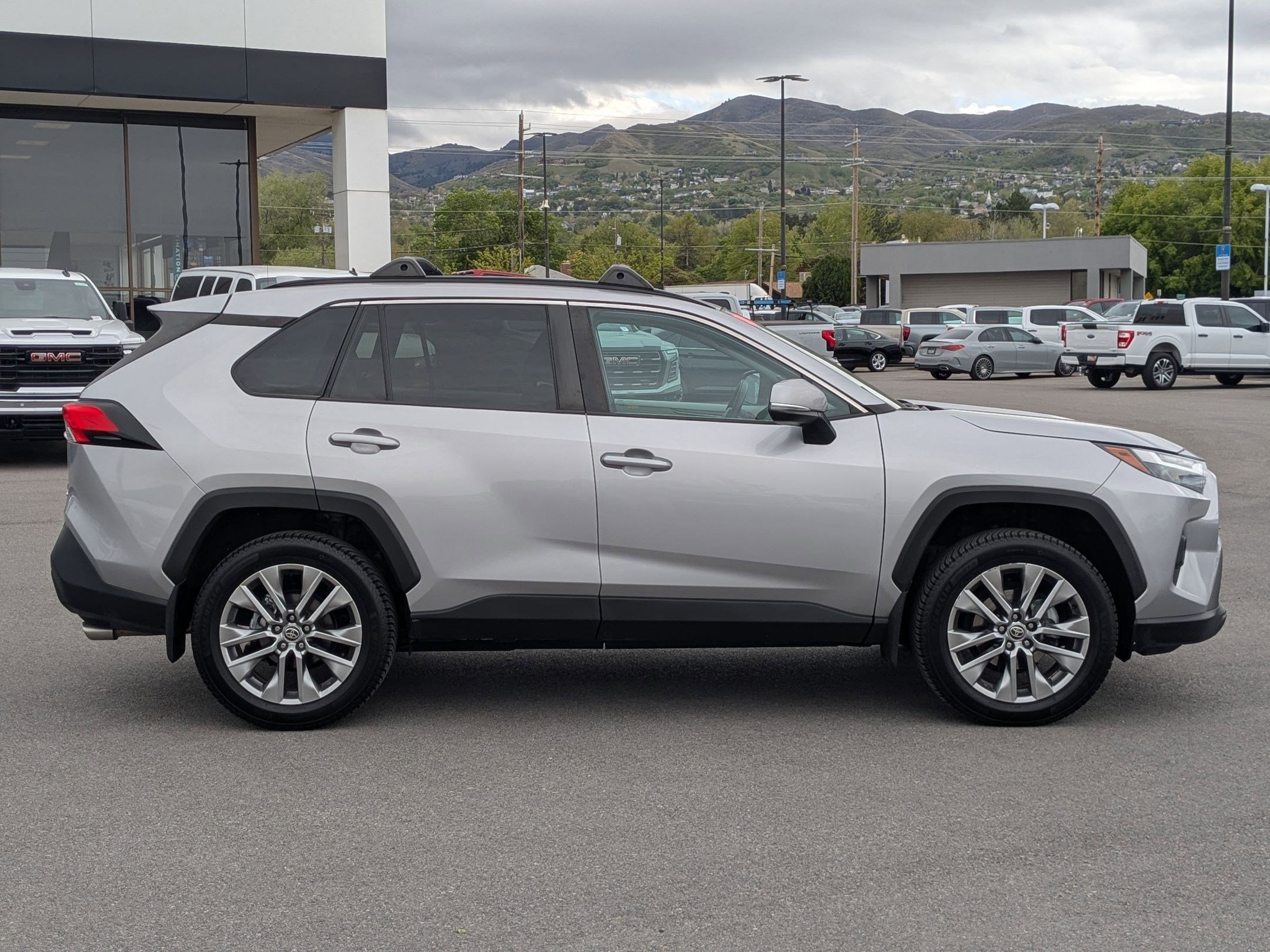 Used 2023 Toyota RAV4 XLE Premium image 6