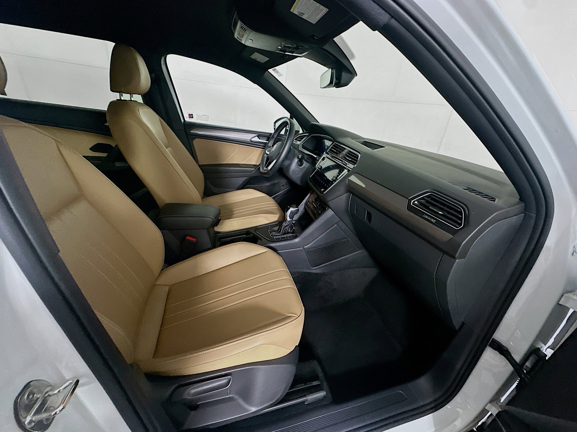 Used 2024 Volkswagen Tiguan SE image 30