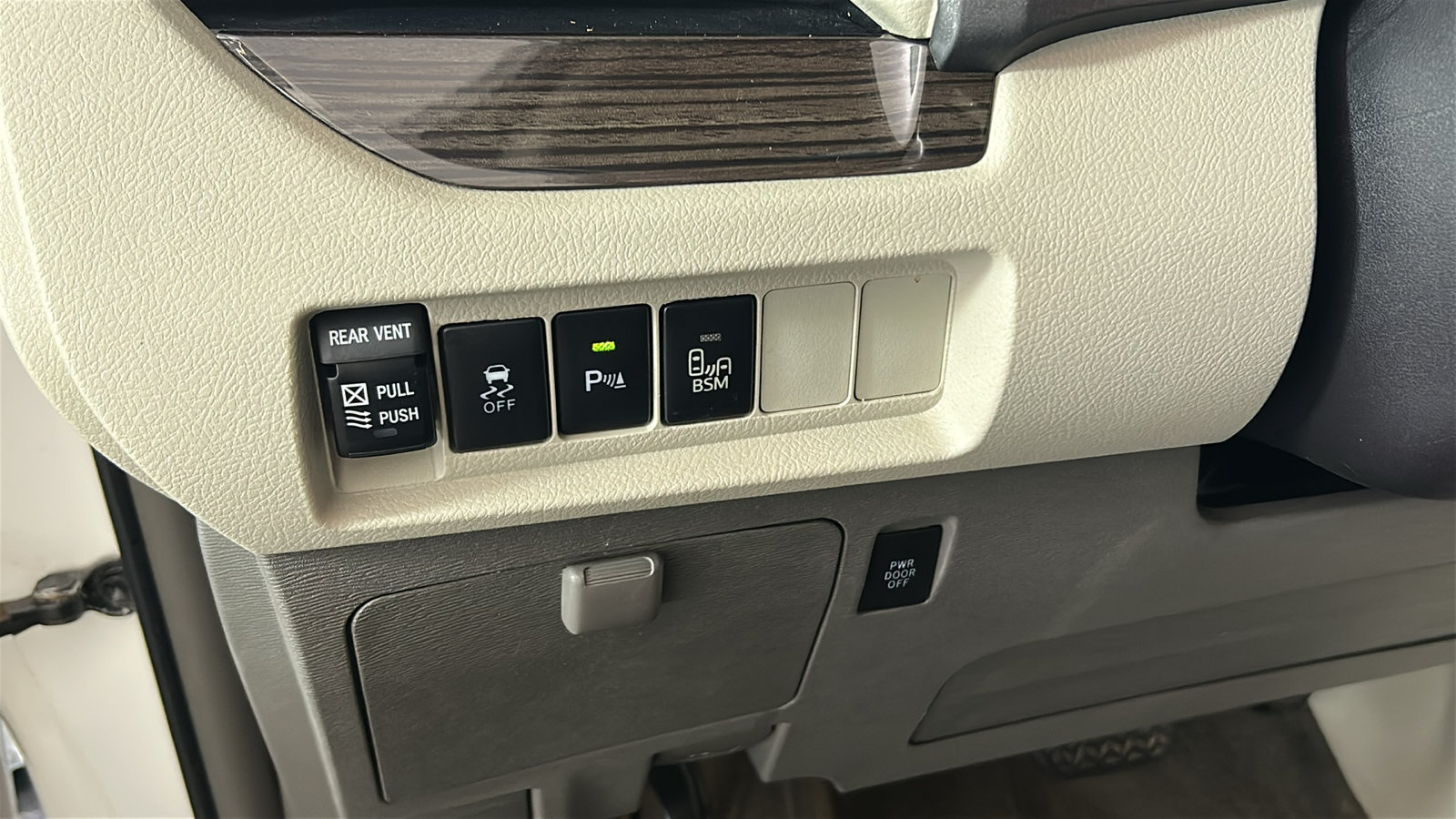 Used 2015 Toyota Sienna XLE Premium AWD/4WD image 24
