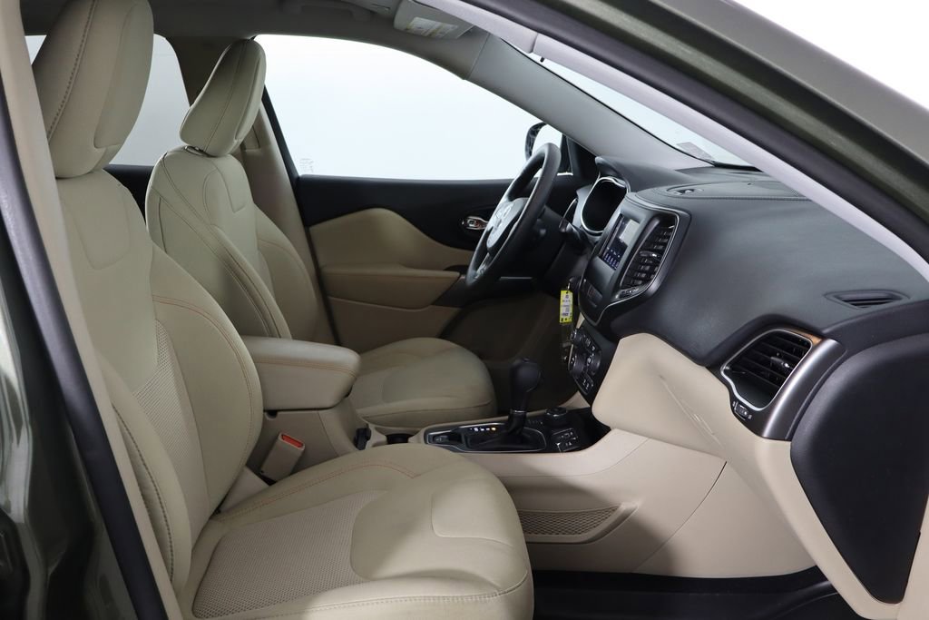 Used 2019 Jeep Cherokee Latitude w/ Popular Appearance Group AWD/4WD image 19