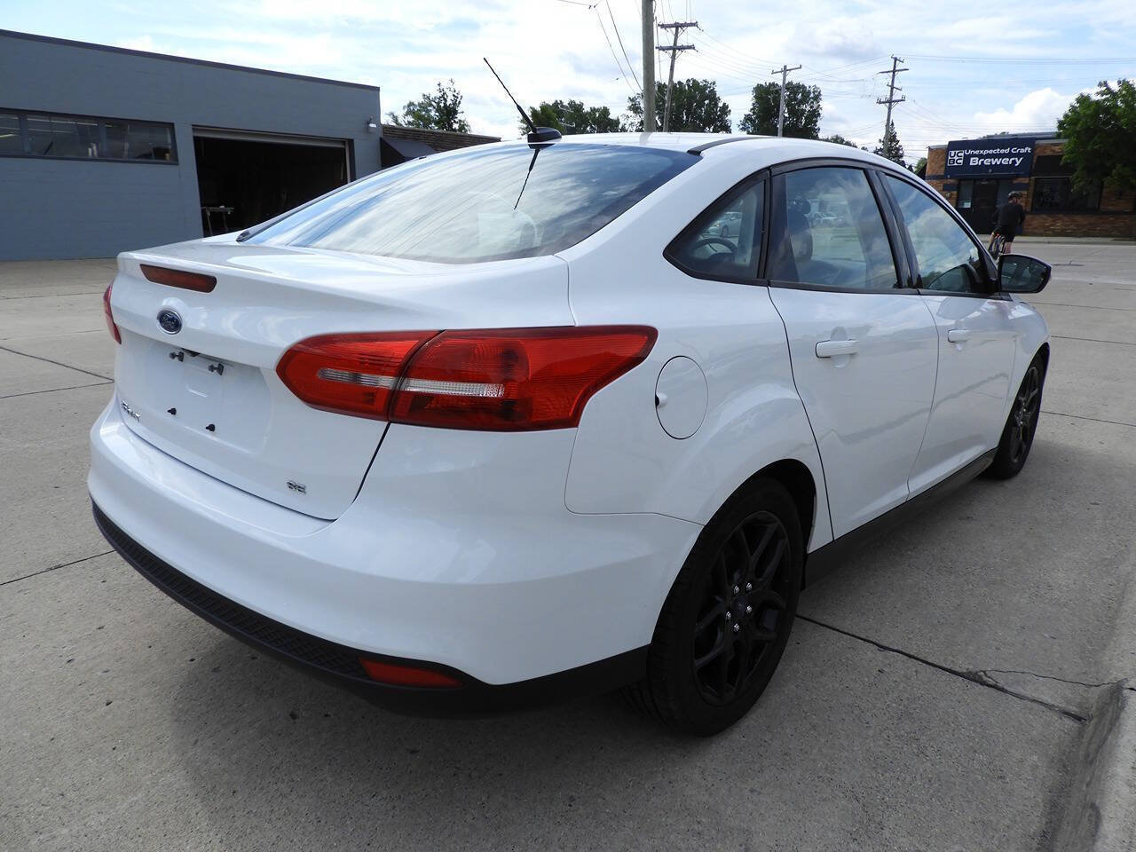 Used 2018 Ford Focus SE w/ Cold Weather Package FWD image 9