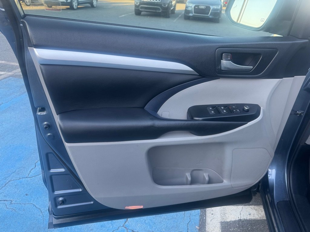 Used 2018 Toyota Highlander SE image 7