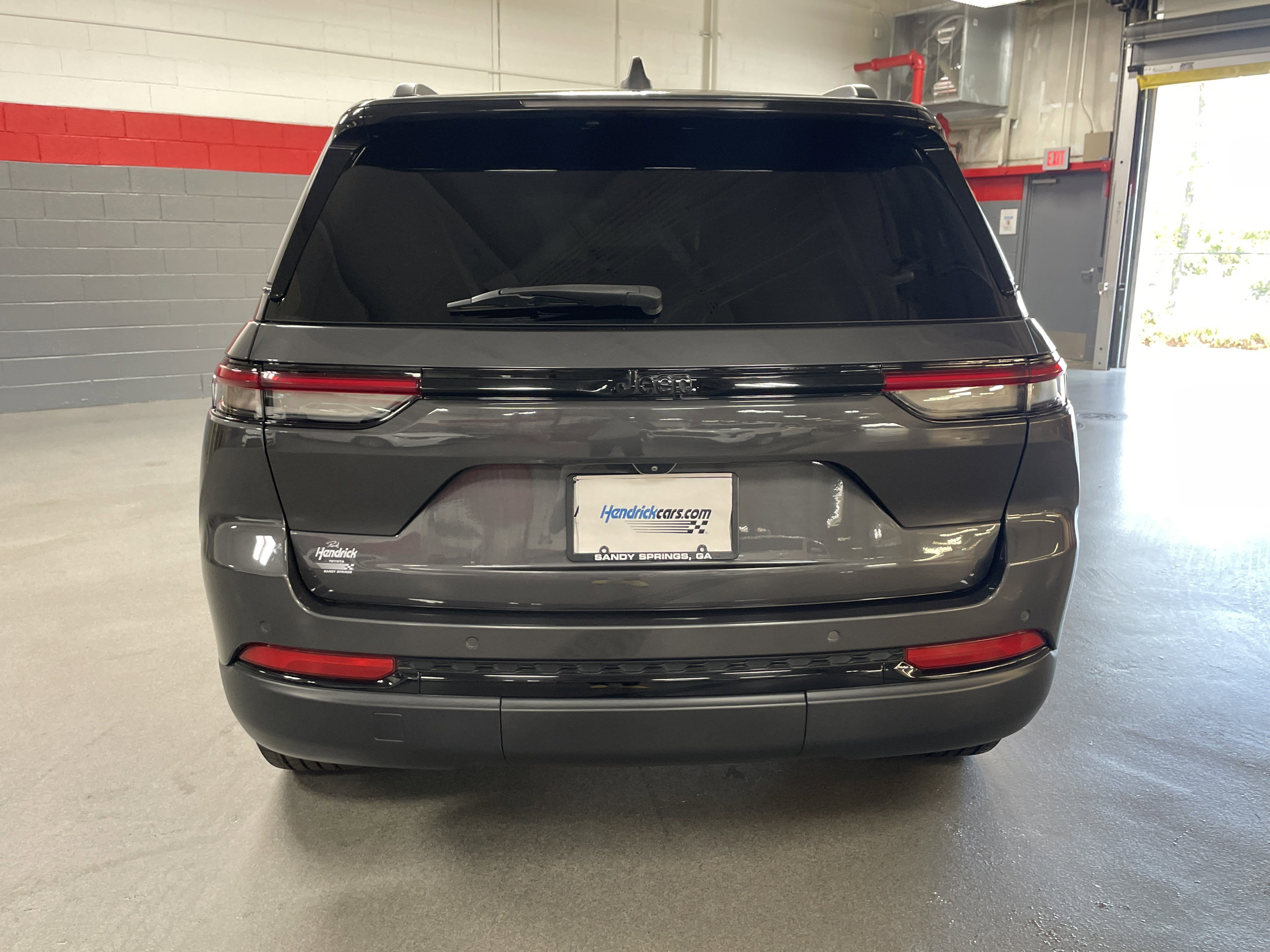 Used 2022 Jeep Grand Cherokee Altitude RWD image 9