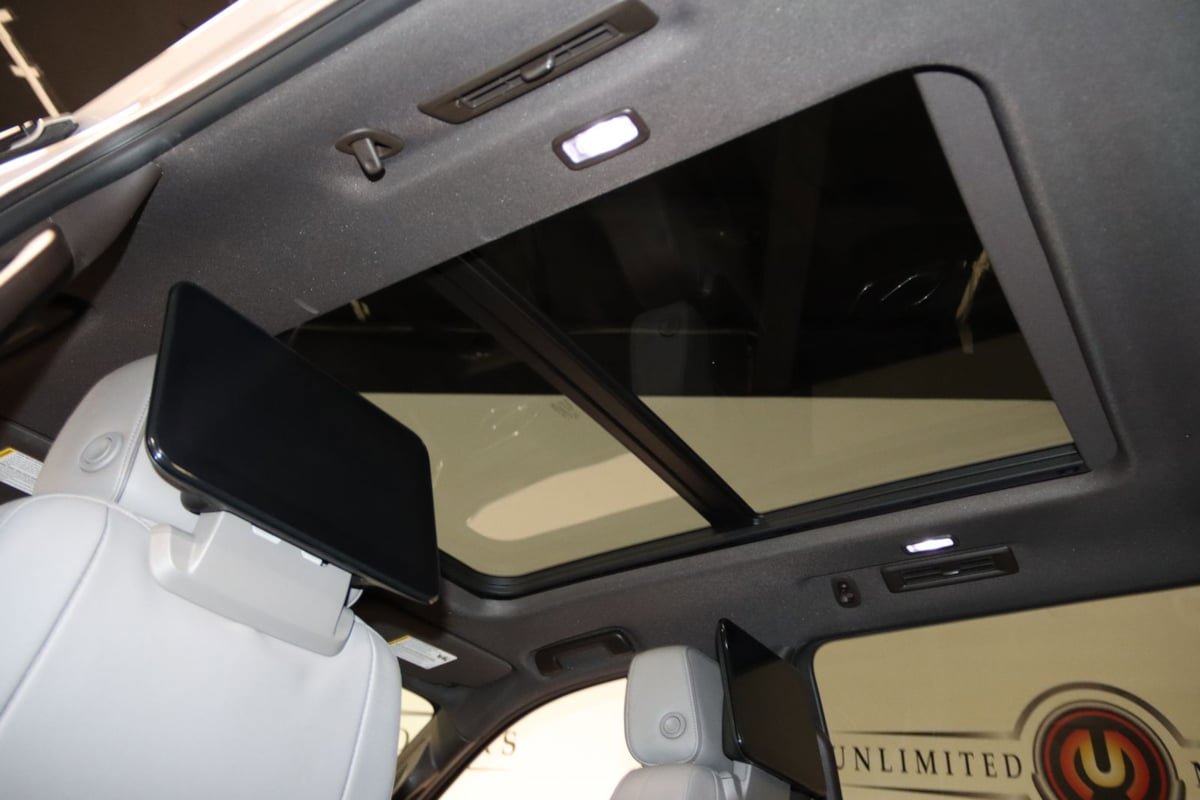 Used 2023 GMC Yukon XL SLT w/ SLT Premium Package AWD/4WD image 18