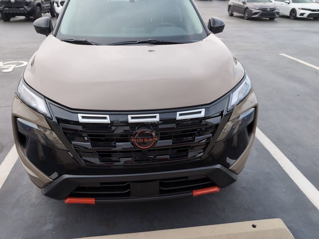 Used 2025 Nissan Rogue SV image 7