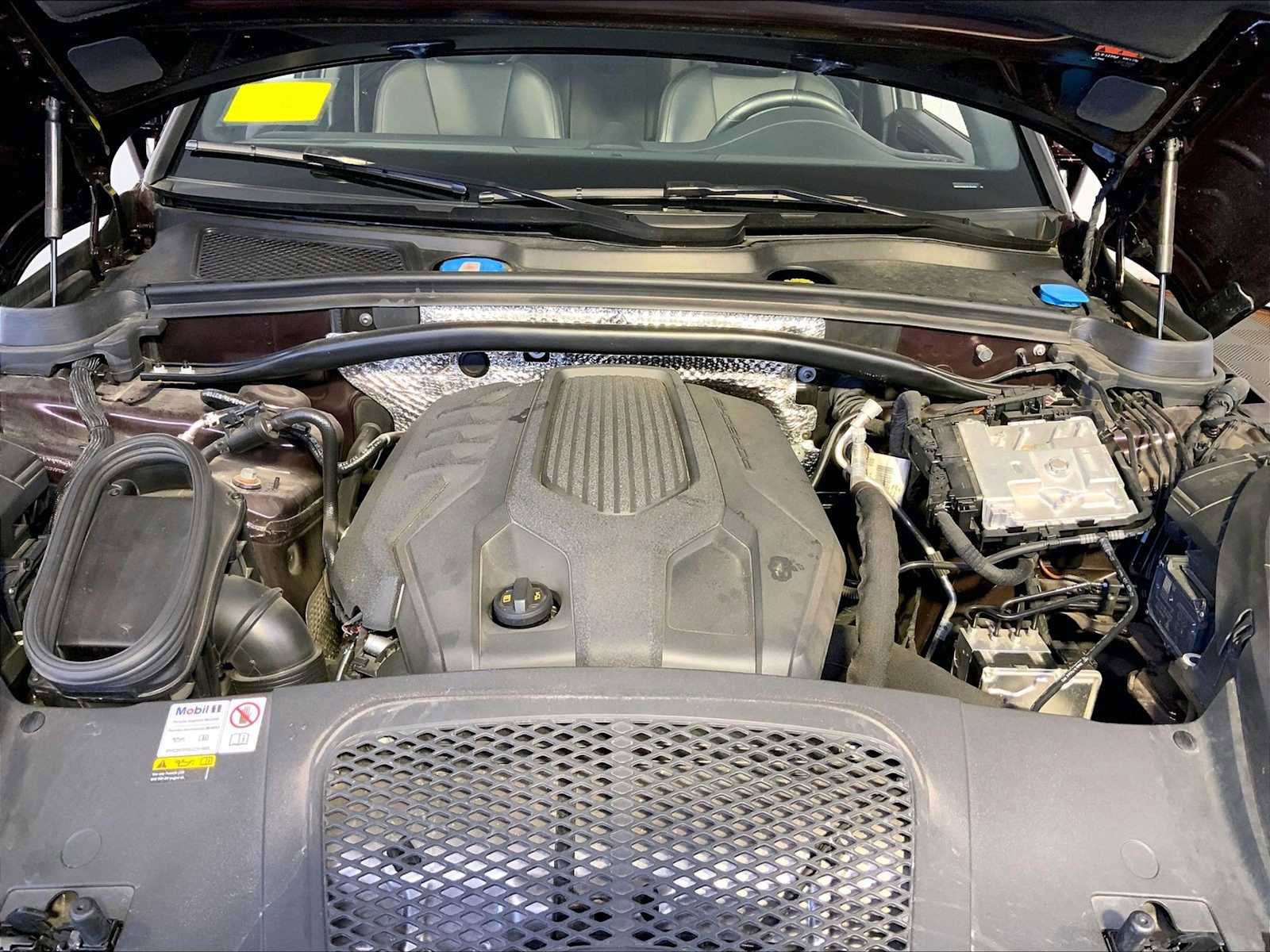 Certified 2023 Porsche Macan image 32
