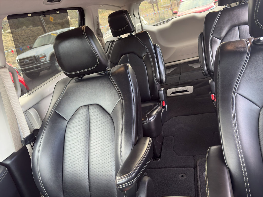 Used 2024 Chrysler Pacifica Touring-L FWD image 5