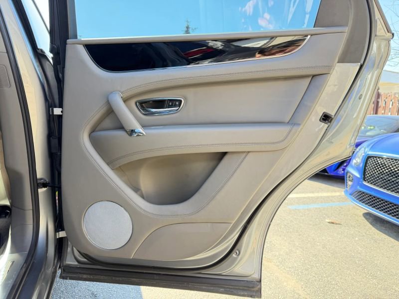 Used 2019 Bentley Bentayga image 23